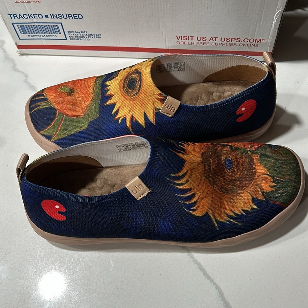 Uin men’s travel shoes size 10 sunflowers